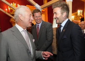 El rey Carlos III reaparece en una fiesta con David Beckham y muestra mejoría en su salud