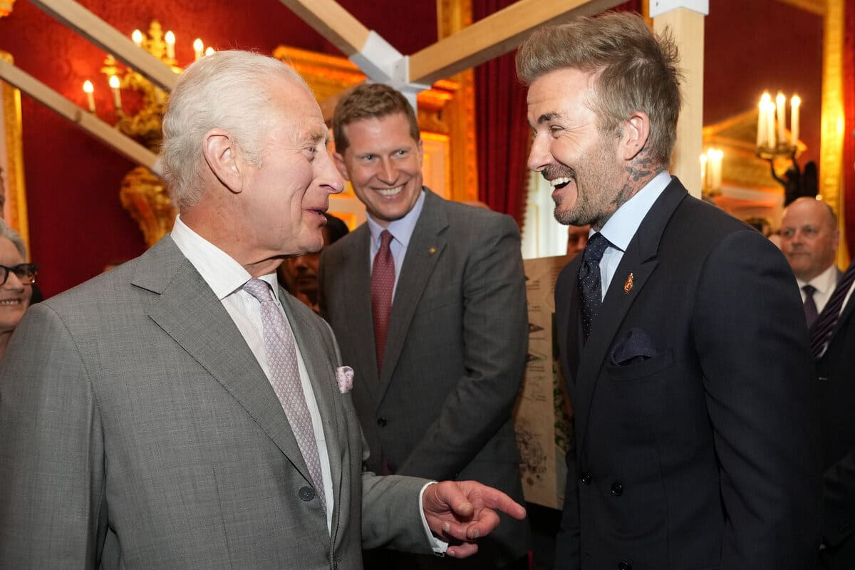 El rey Carlos III reaparece en una fiesta con David Beckham y muestra mejoría en su salud