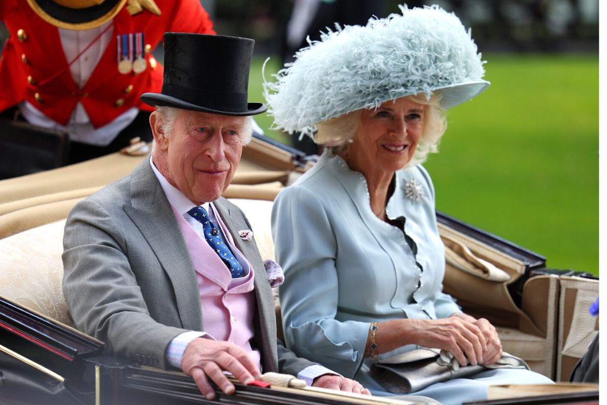 El rey Carlos III y Camilla Parker posan para un nuevo retrato que resultó bastante familiar