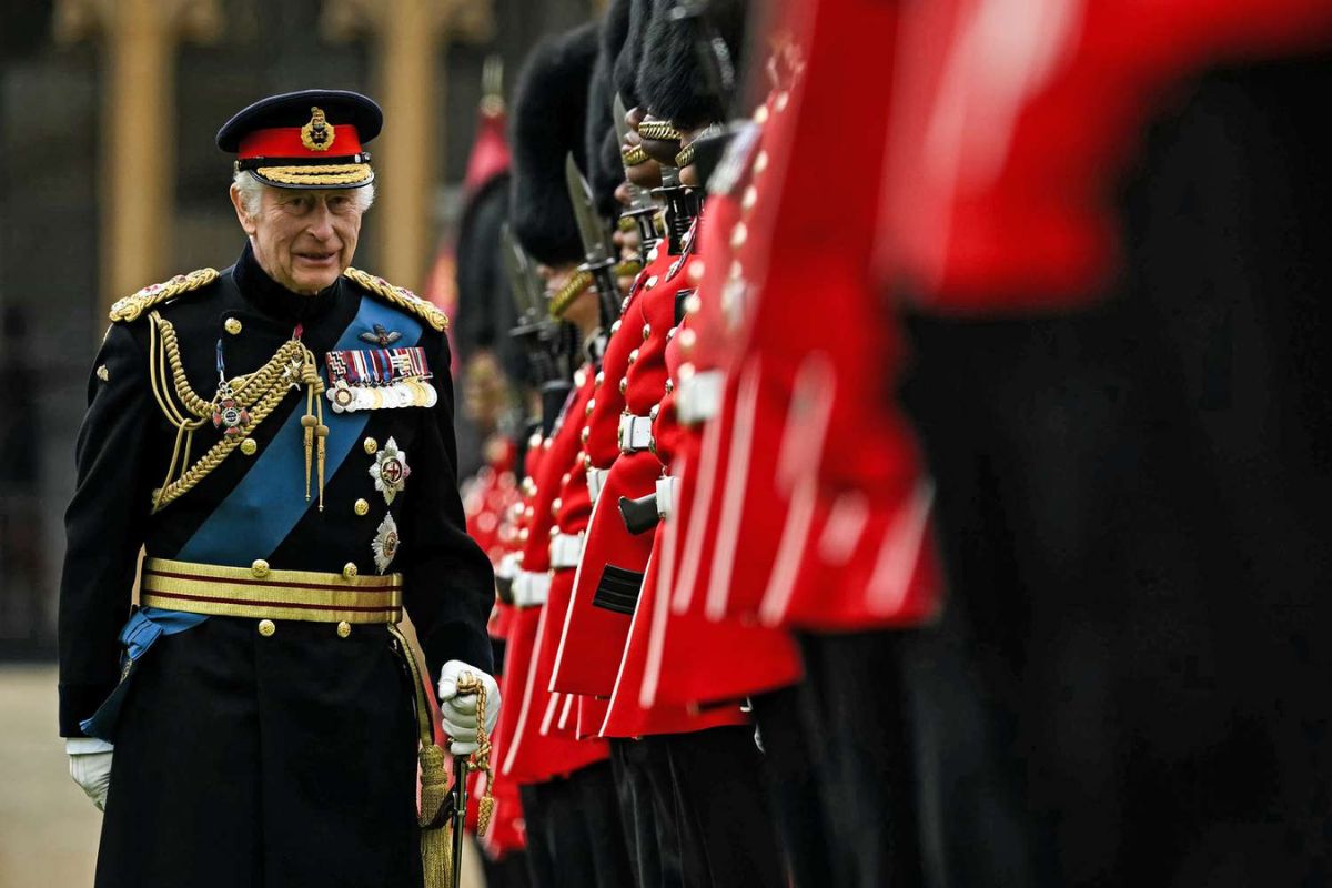 El rey Carlos se reúne con la Guardia Irlandesa en medio de su tratamiento para el cáncer