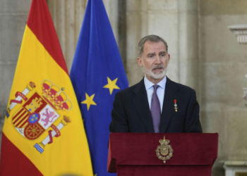 El rey Felipe VI es más popular que cualquier político de España, afirma encuesta