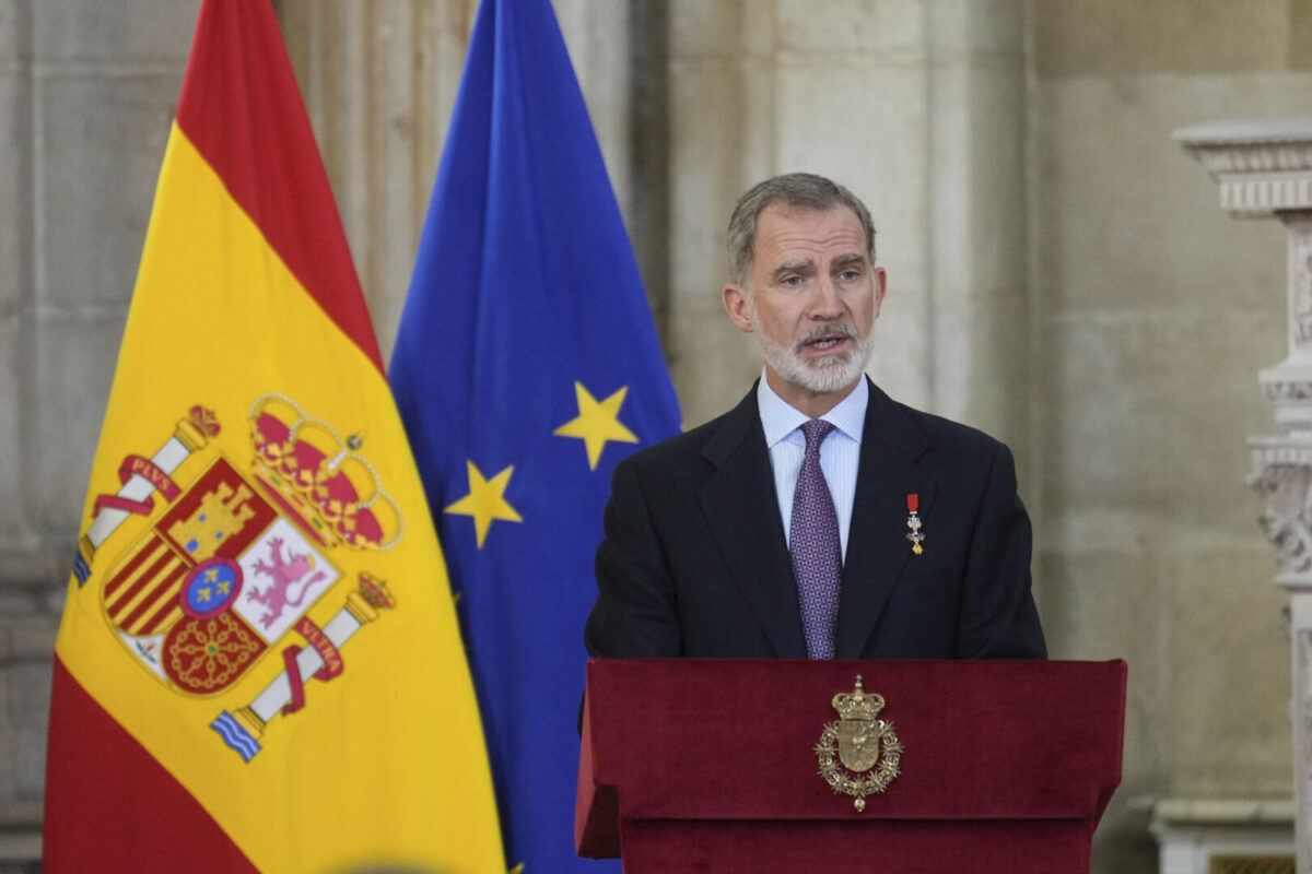El rey Felipe VI es más popular que cualquier político de España, afirma encuesta