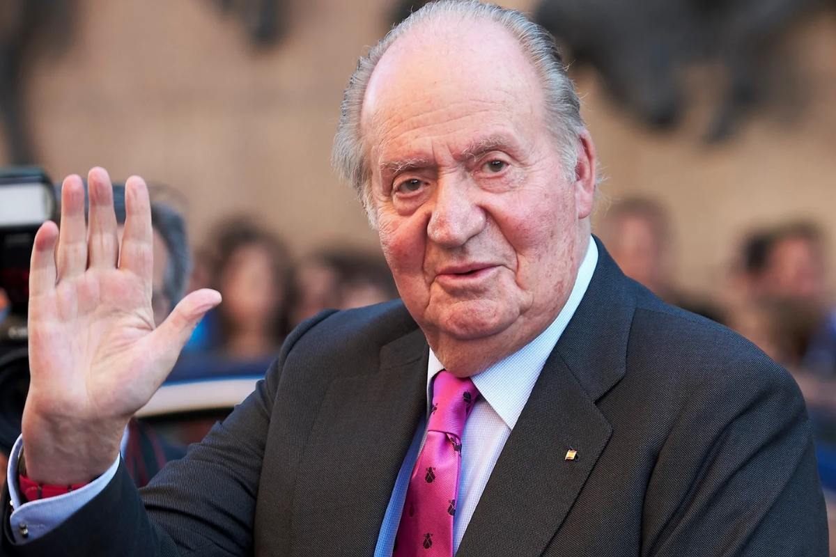 El rey Juan Carlos I se habría realizado un coqueto retoque estético, afirman fuentes