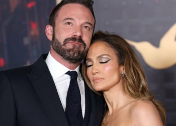 Jennifer Lopez y Ben Affleck comparten un beso en público en medio de los rumores de divorcio