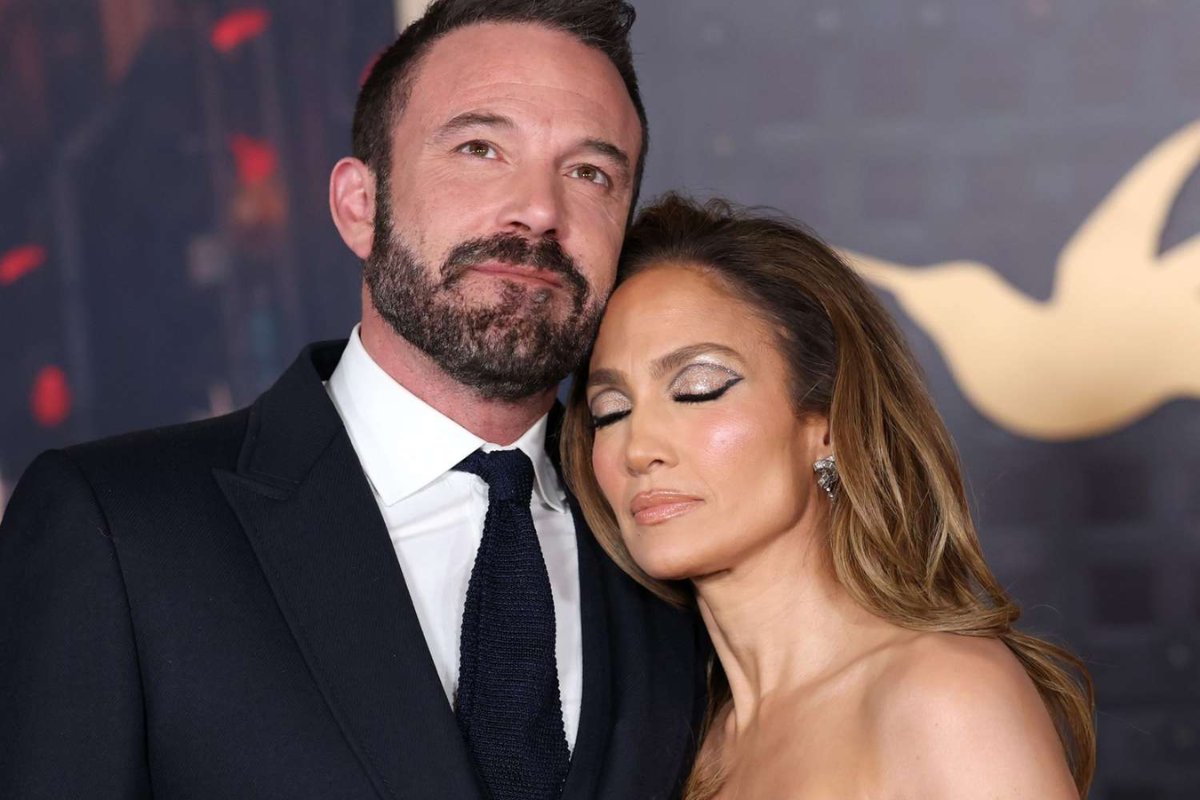 Jennifer Lopez y Ben Affleck comparten un beso en público en medio de los rumores de divorcio