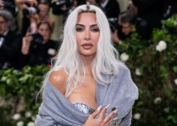 Kim Kardashian se convierte en la burla de Internet por su nuevo y extravagante peinado