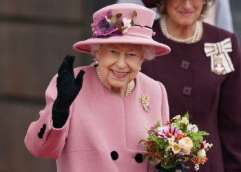 La serie que hizo que la reina Isabel II ‘saltara’ sobre charcos de barro está de aniversario