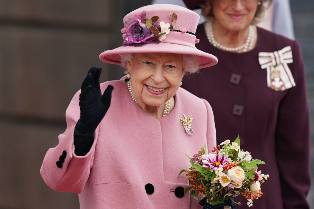La serie que hizo que la reina Isabel II ‘saltara’ sobre charcos de barro está de aniversario