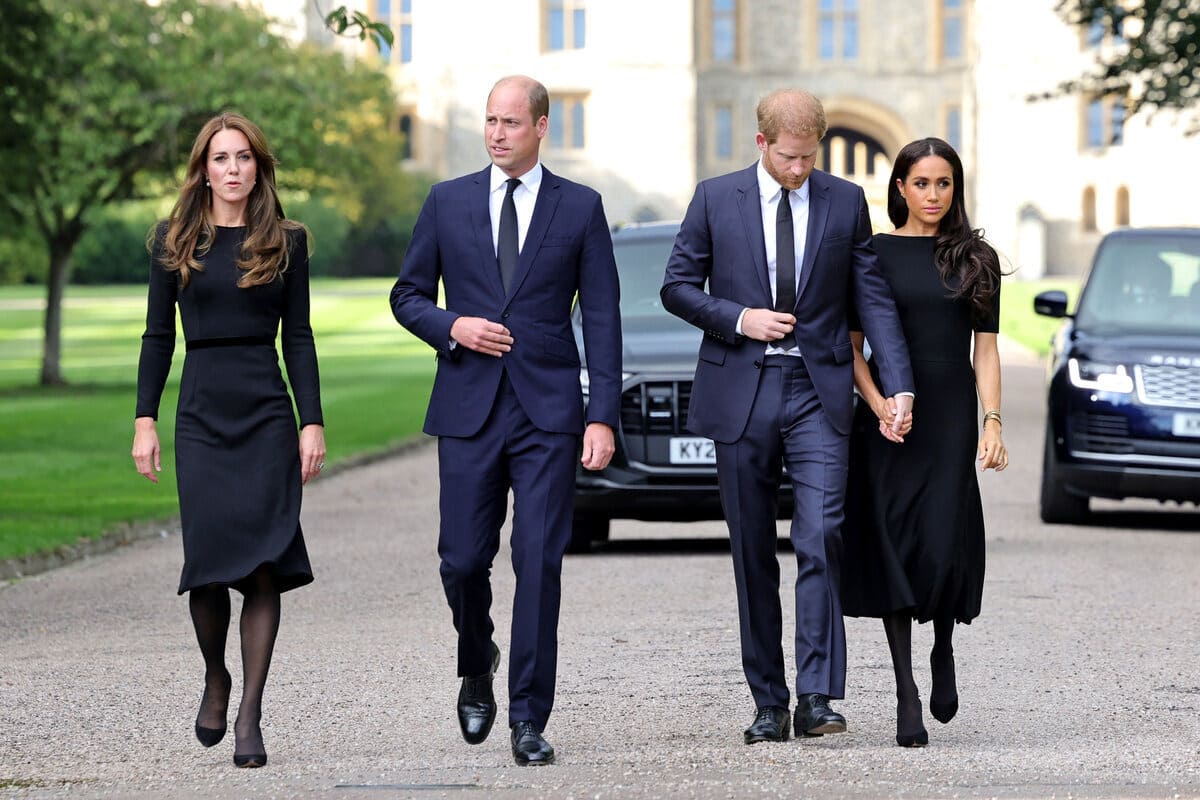 Meghan Markle se aferró al príncipe Harry en medio de incómoda caminata con Kate Middleton y el príncipe William