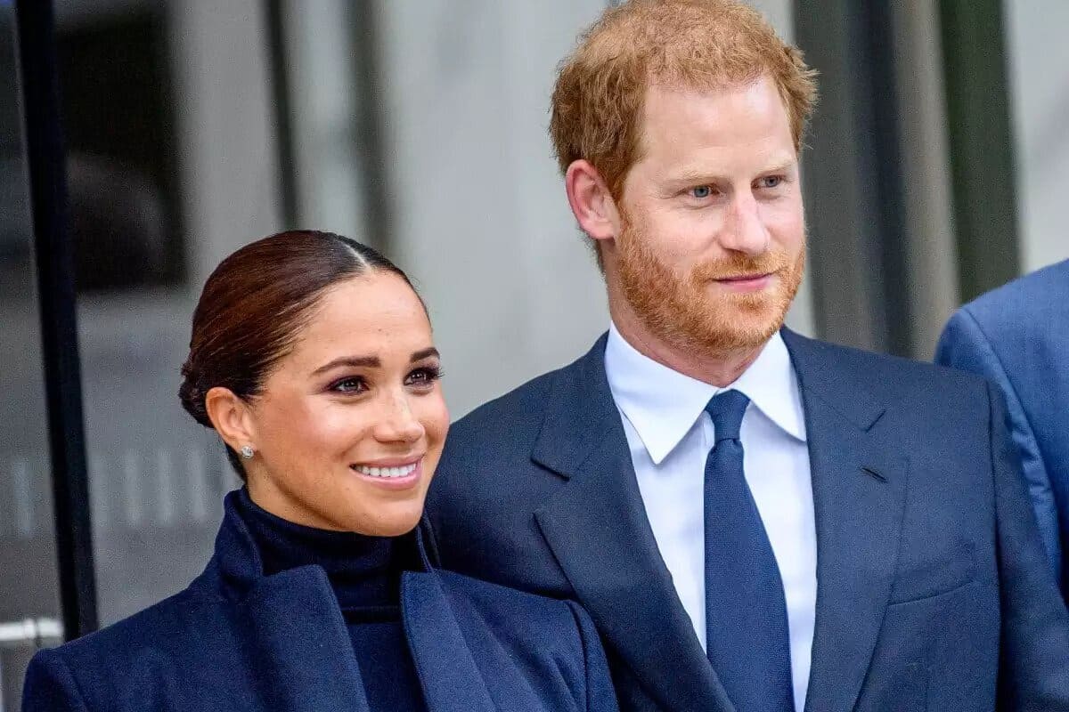 Si al príncipe Harry y a Meghan Markle los despojan de sus títulos reales sería visto como descortés, afirma experta real