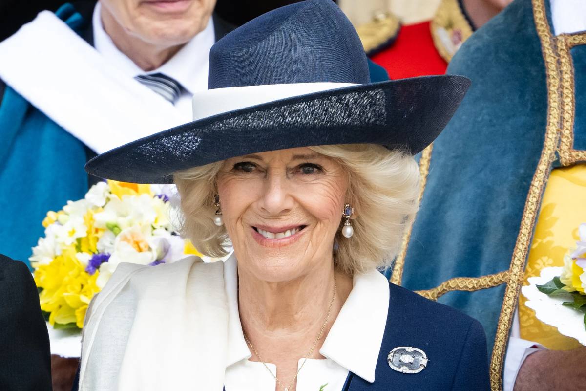 ¿Por qué la reina Camilla Parker empleó un vestido rosa en el evento conmemorativo por el Día D