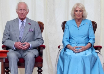 El rey Carlos III recibió un beso de una fan de la realeza de 91 años