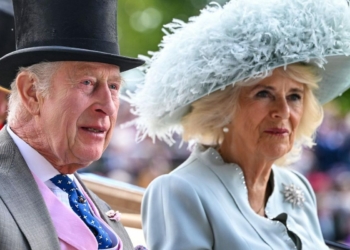 El rey Carlos III y Camila Parker usan coronas históricas en la inauguración oficial del Parlamento
