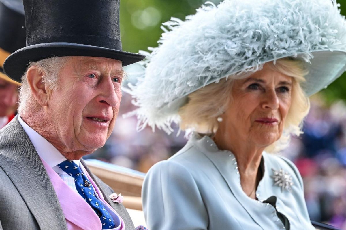 El rey Carlos III y Camila Parker usan coronas históricas en la inauguración oficial del Parlamento