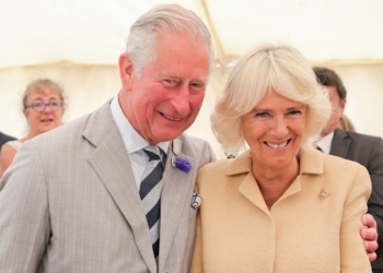 El rey Carlos acude a un ayudante luego de que la reina Camilla tuviera problemas con su abrigo