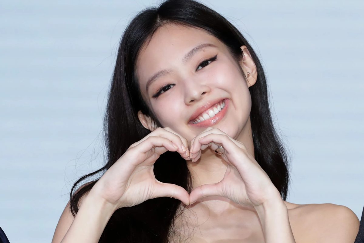 Jennie de BLACKPINK asiste al estreno VIP de una película acompañada de una conocida actriz de K-drama