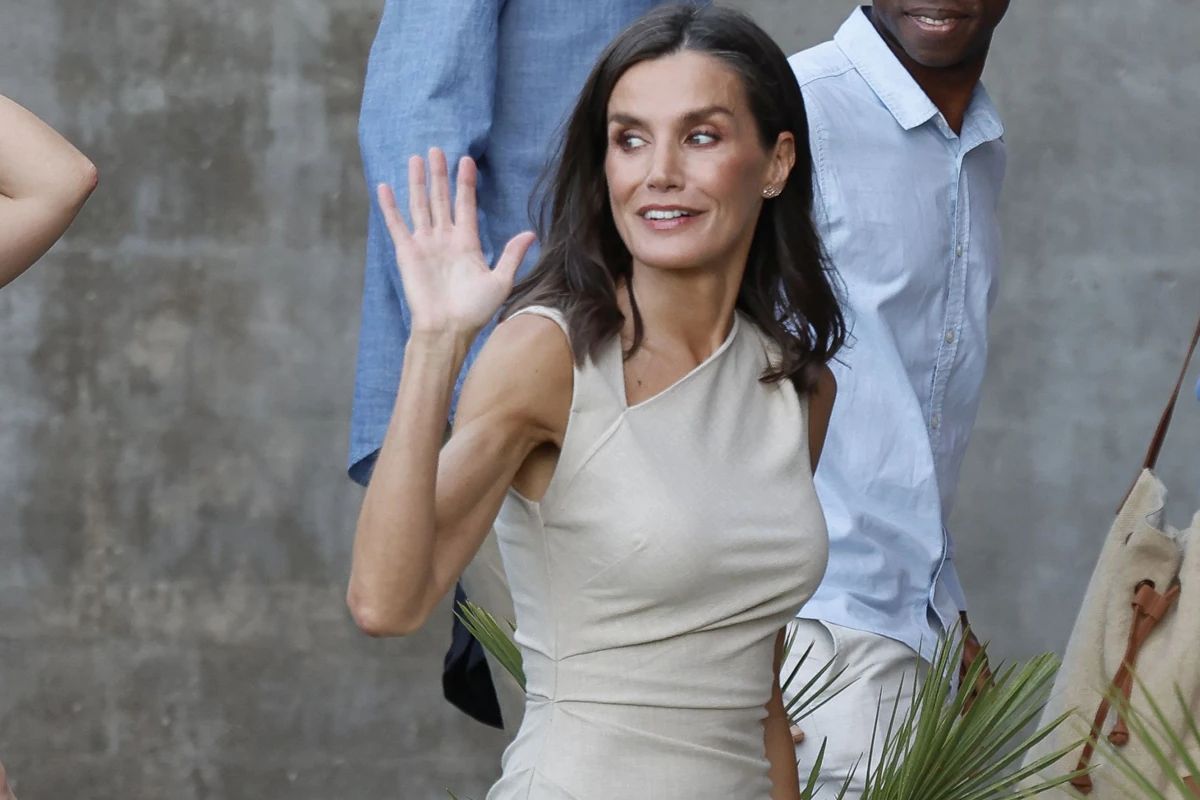 La reina Letizia encanta en los Mariano de Cavia con un espectacular outfit