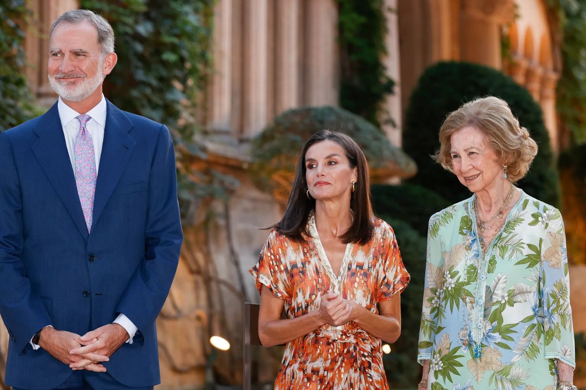 Los gestos de apoyo de la reina Letizia a la reina Sofía en uno de sus días más difíciles