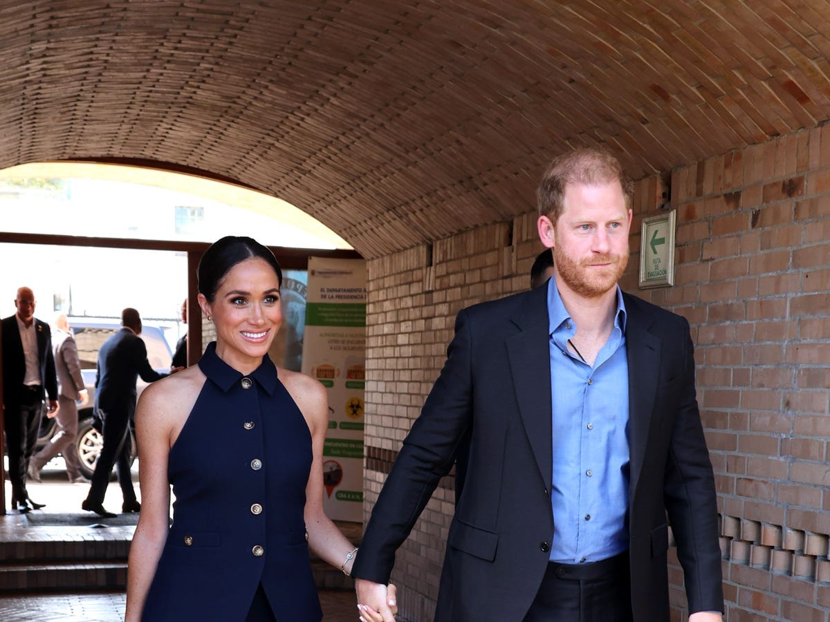 El príncipe Harry y Meghan Markle visitan una escuela en su primer día en Colombia