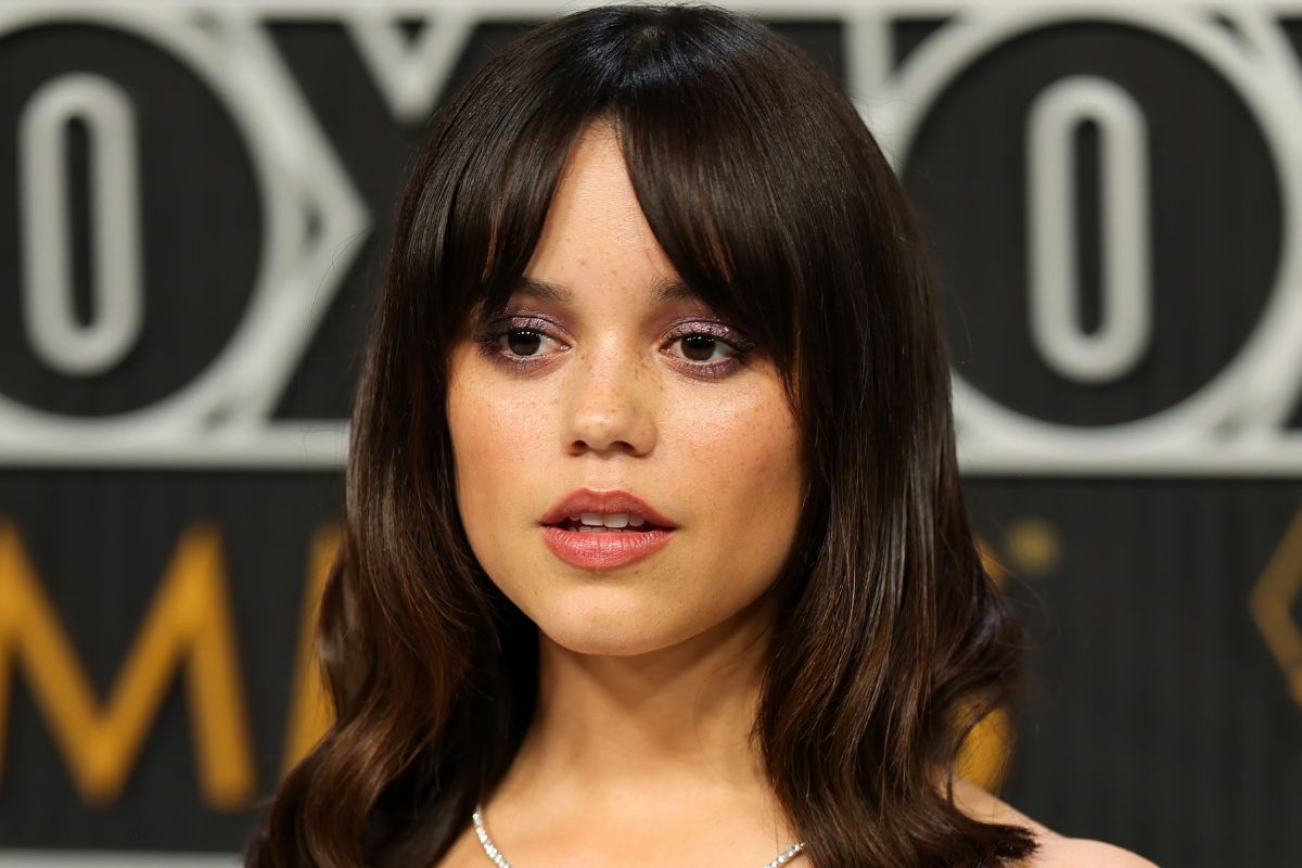 Jenna Ortega lució un sensacional vestido abierto en el Festival de Cine de Venecia 2024