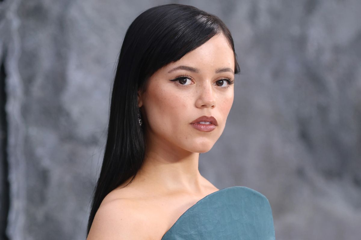 Jenna Ortega lució sensacionales medias rojas que podrían ser tendencia en este otoño-invierno