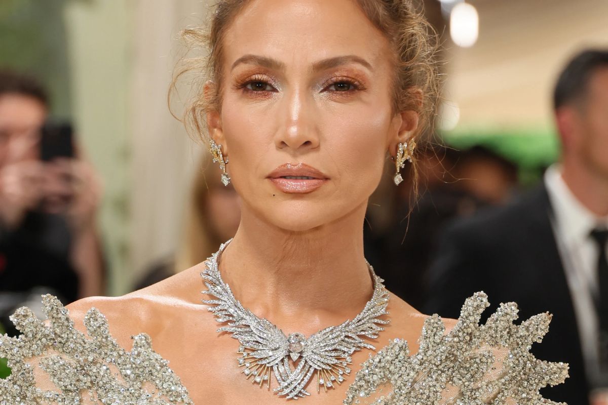 Jennifer Lopez es vista sin su anillo de bodas mientras recorre su lujosa mansión