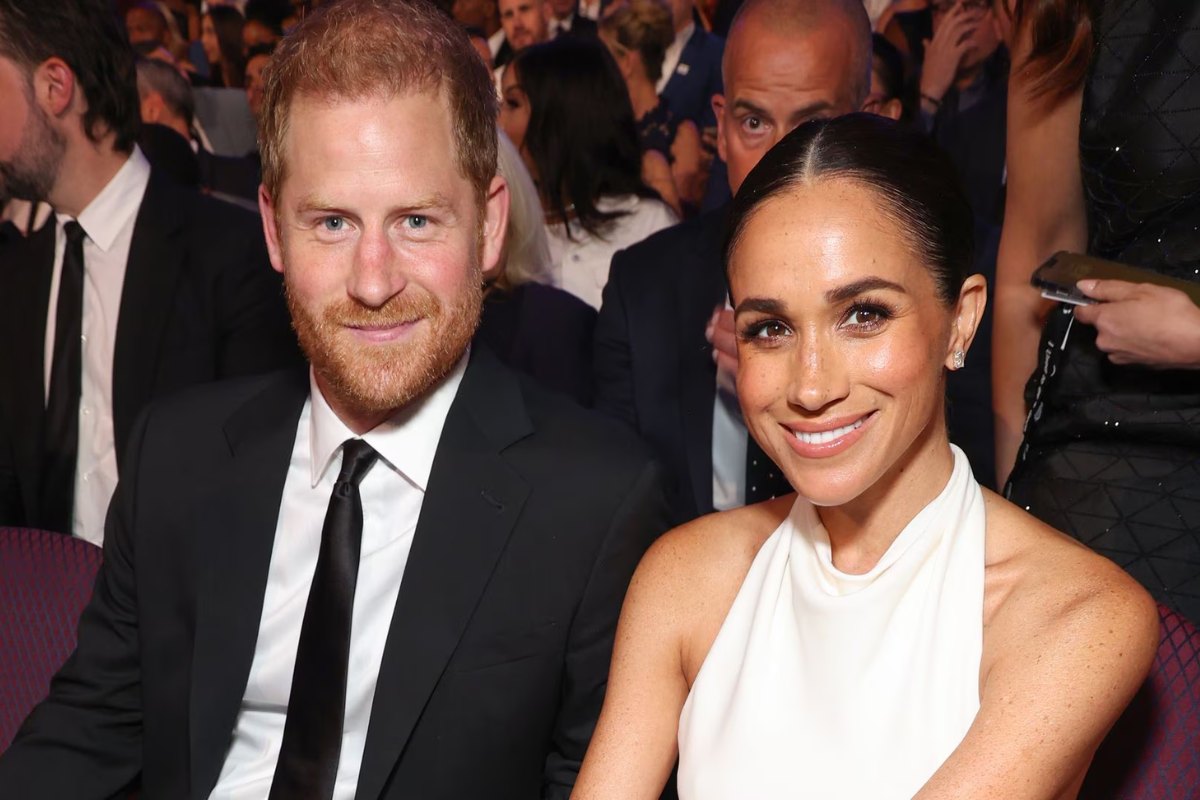 El príncipe Harry y Meghan Markle deslumbran con atuendos color crema en una fiesta privada en Estados Unidos