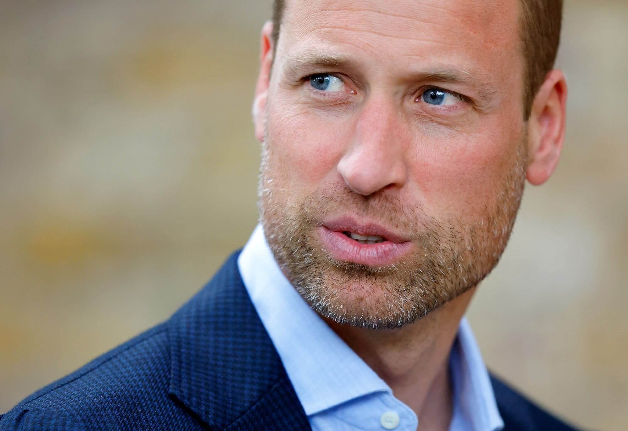 El príncipe William recibe elogios de la prensa británica por su nuevo look