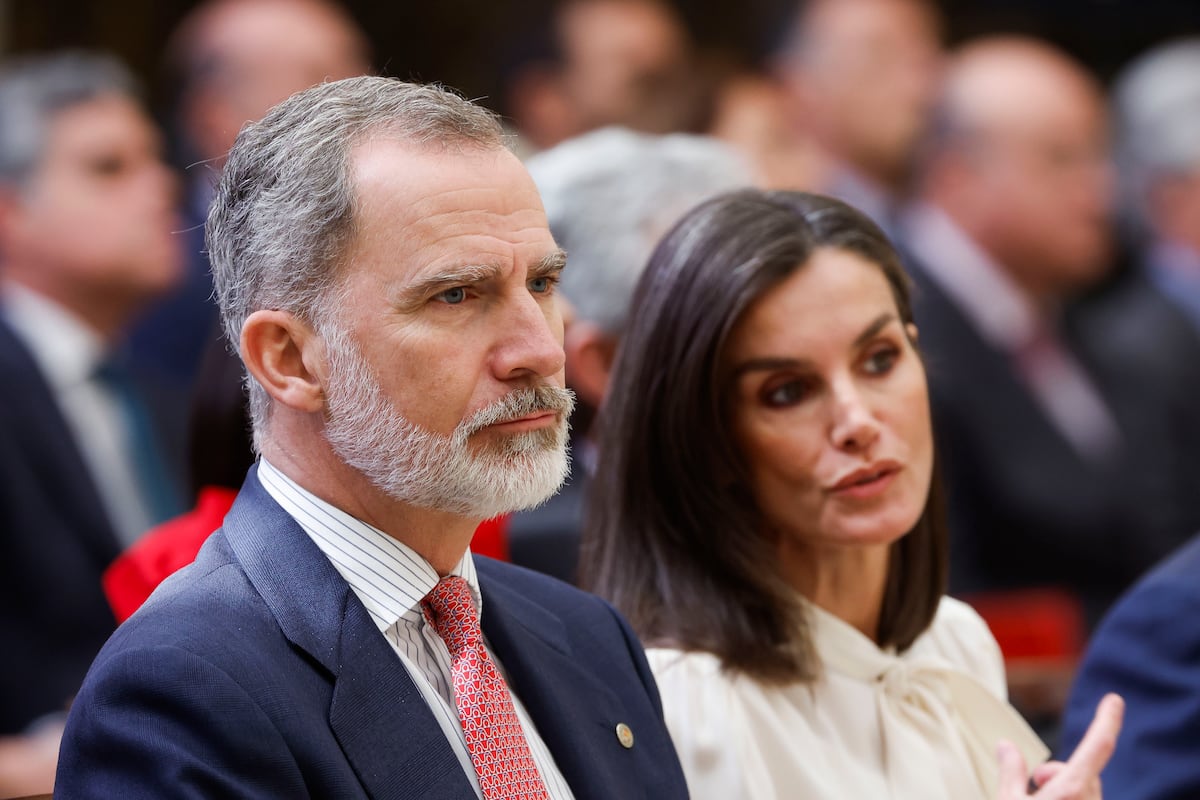 El rey Felipe VI tiene problemas de higiene que enfurecen a la reina Letizia, afirma la prensa