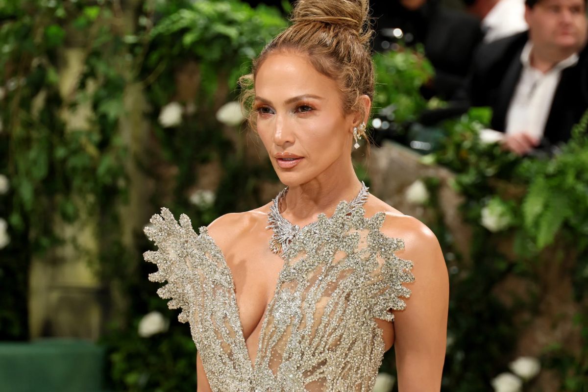 Jennifer Lopez habría cubierto su tatuaje de Ben Affleck en su reciente aparición