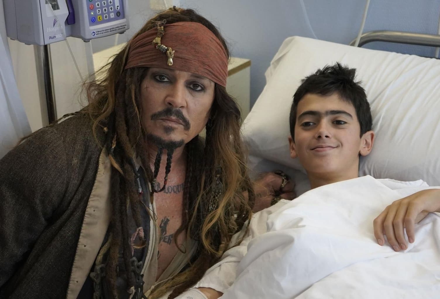 Johnny Depp se viste de Jack Sparrow para visitar a los niños de un hospital en España