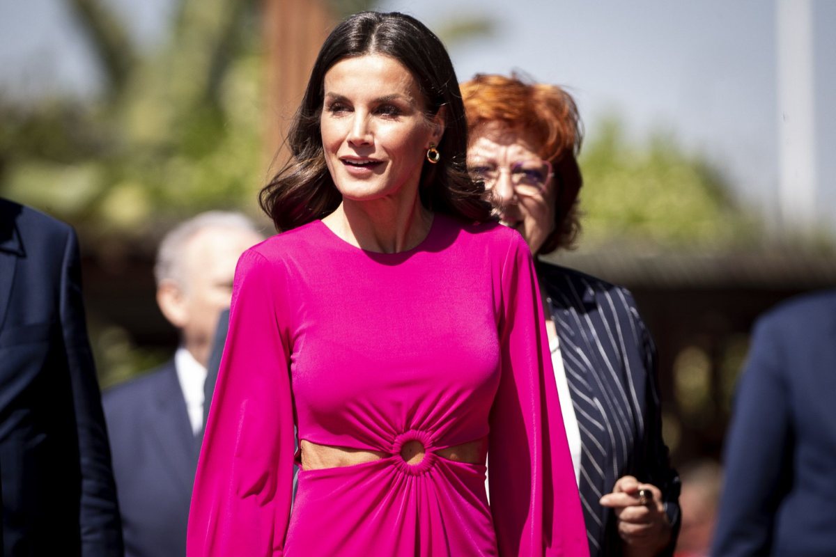 La reina Letizia inaugura el curso escolar con un hermoso outfit