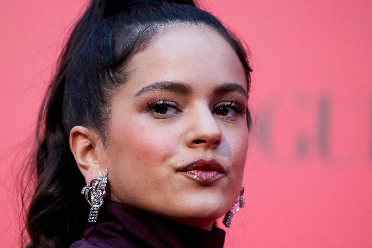 Rosalía sorprende en el desfile de DIOR al usar un look muy 'discreto'