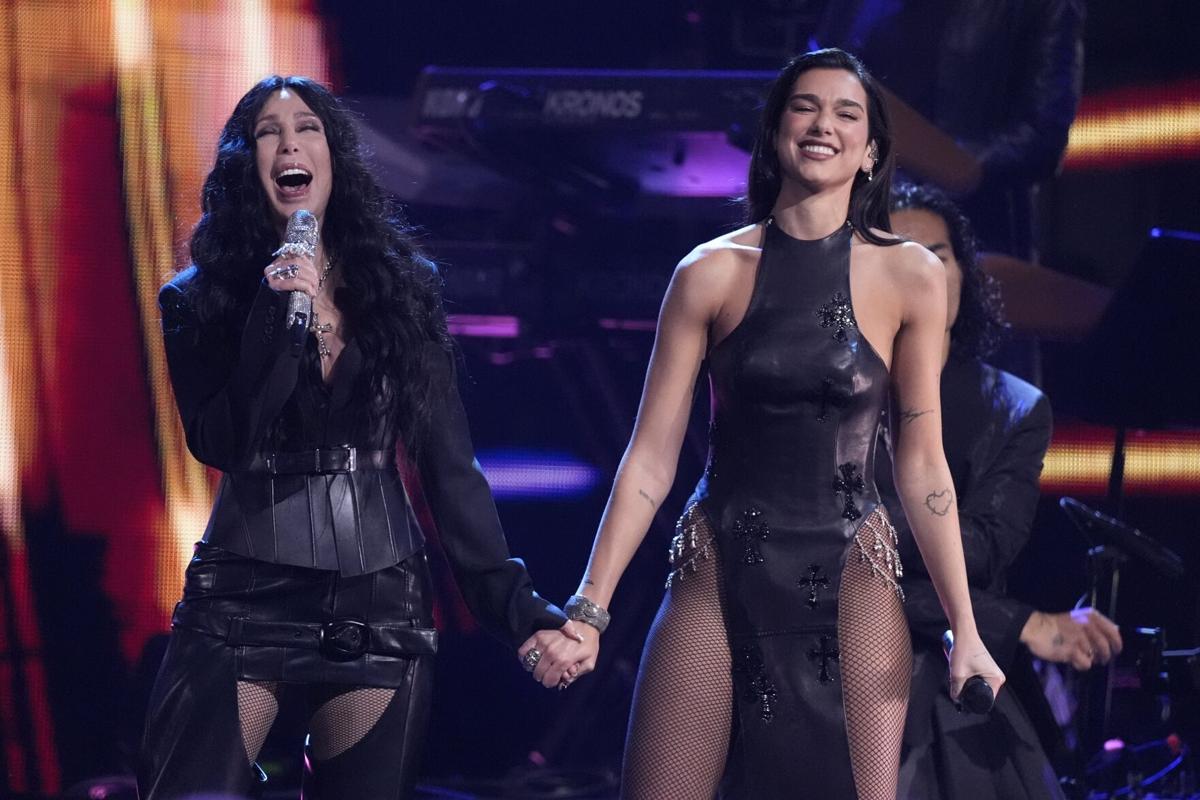 Cher y Dua Lipa unen sus voces para celebrar la 39° ceremonia del Salón de la Fama del Rock & Roll