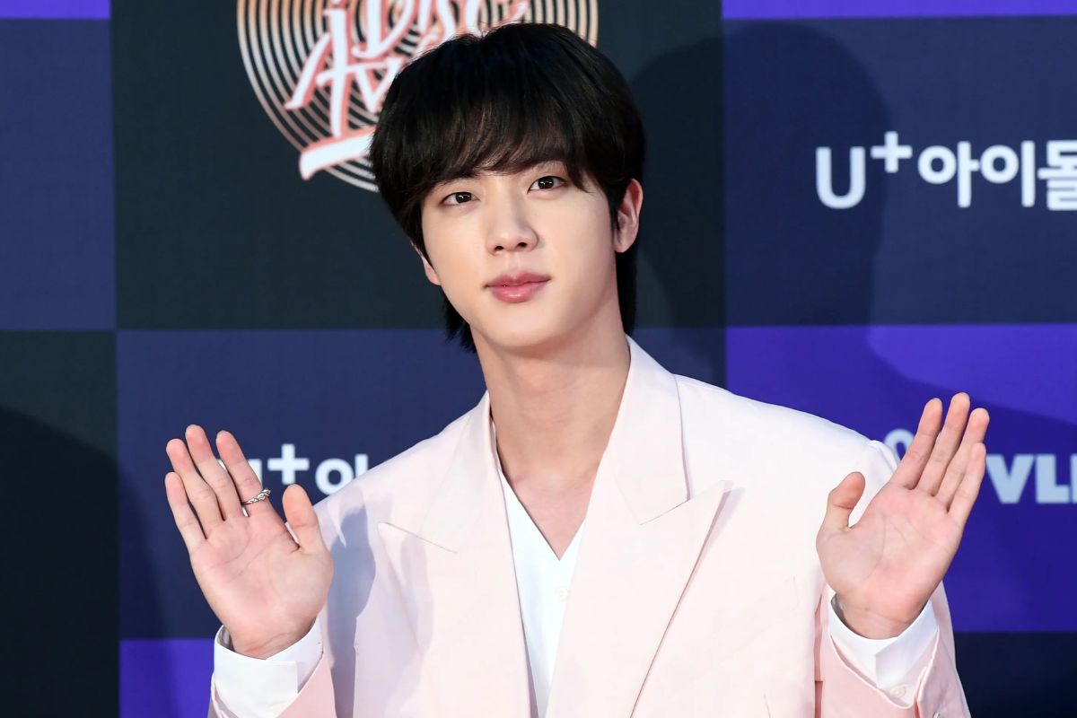 Jin de BTS se hace viral por bajar las escaleras de una forma "peculiar" y "femenina"