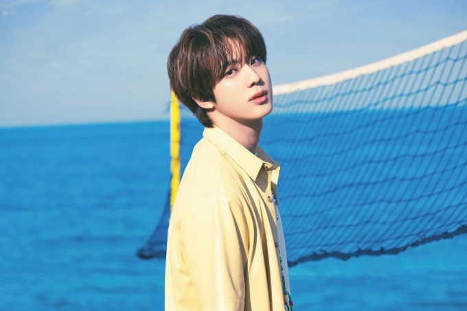 Jin de BTS trabaja duro en la oficina en nuevos adelantos de su álbum 'Happy'