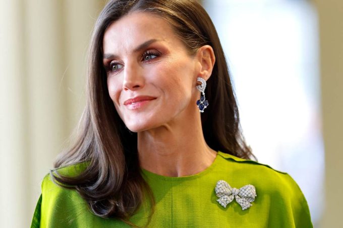 La reina Letizia luce elegante con un hermoso vestido midi en una nueva aparición pública