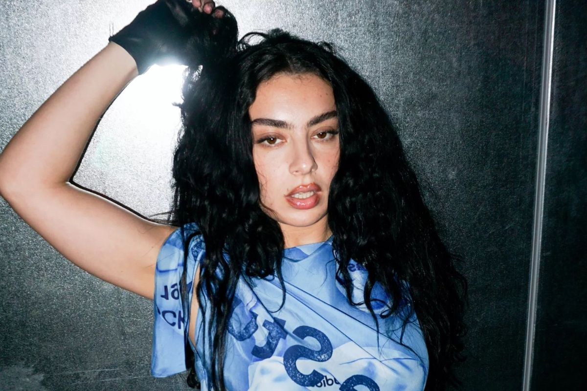 Charli XCX tuvo tanto éxito este 2024 que 'BRAT' ha sido elegida palabra del año