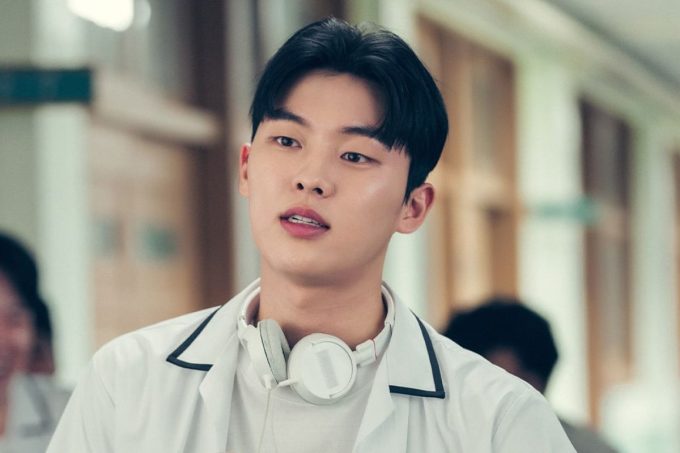 El actor Choi Hyun Wook se muestra totalmente desnudo por accidente en redes sociales