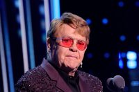 Elton John revela que ha quedado ciego tras grave problema de salud