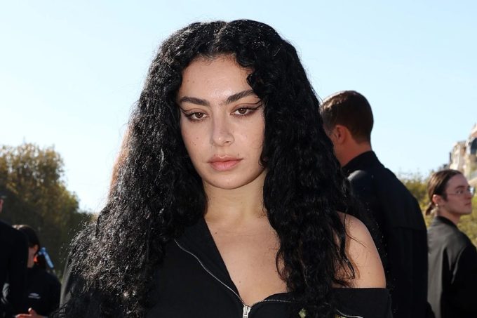 Charli XCX se suma a la tendencia del 'naked dress' y encanta con su carisma