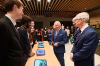 El rey Carlos III visitó la sede de Apple en el Reino Unido