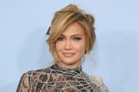 Jennifer Lopez hipnotiza con un atrevido y sexy vestido semitransparente