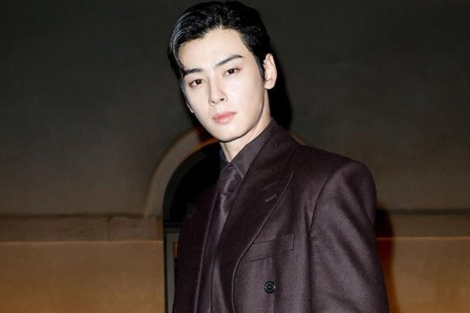 Cha Eunwoo de ASTRO sorprende al llevarle flores a esta hermosa idol femenina
