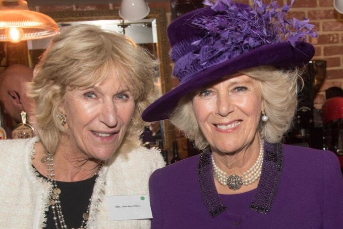 A la hermana de la reina Camilla le resulta 'imposible' hacerle una reverencia a pesar de su estatus real