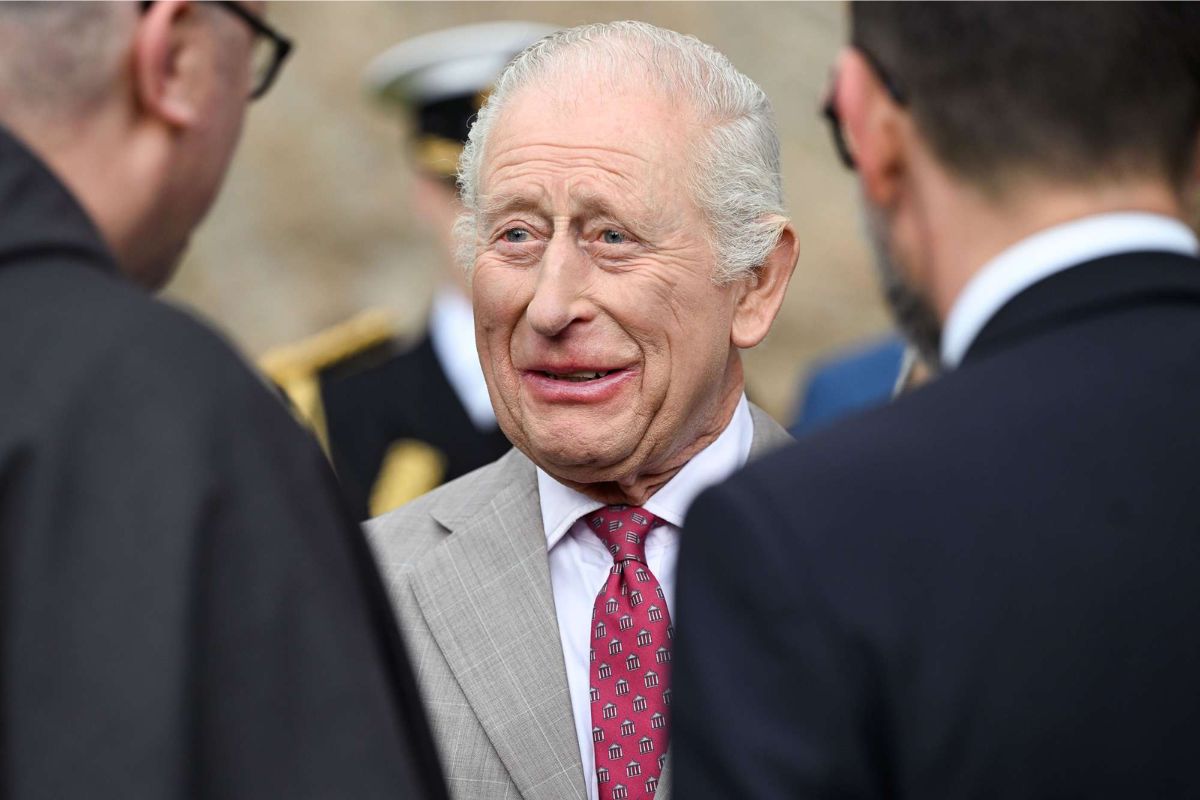 El rey Carlos III bromea sobre su muerte en medio de una visita a Italia