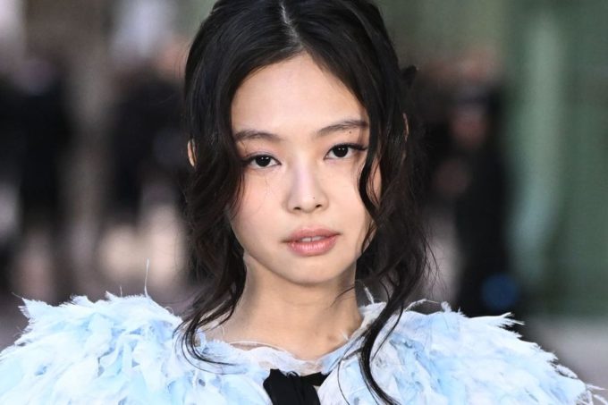 Jennie de BLACKPINK genera reacciones negativas por su sesión de fotos sin camisa