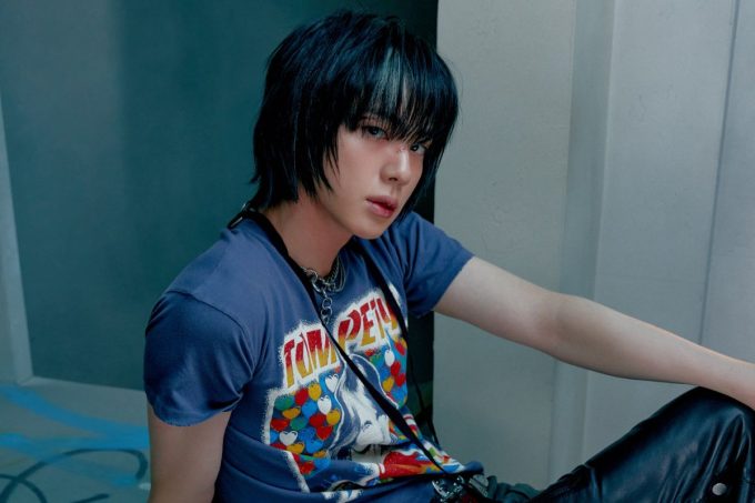 Jin de BTS se transforma en estrella de rock con cabello largo, tatuajes y uñas pintadas en nuevas fotos