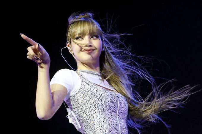 Lisa de BLACKPINK demuestra que su micrófono está encendido en su segunda actuación en Coachella