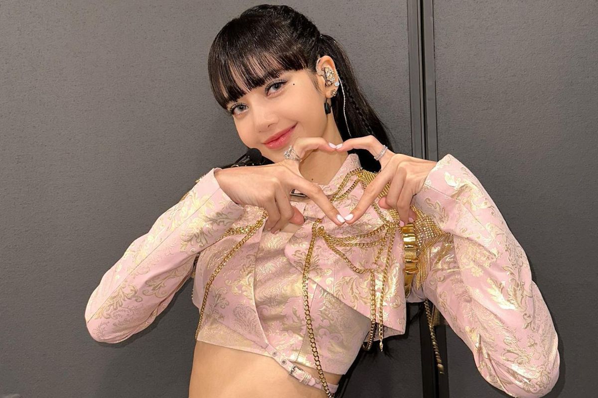 Lisa de BLACKPINK muestra su sensacional figura con un candente vestido naked